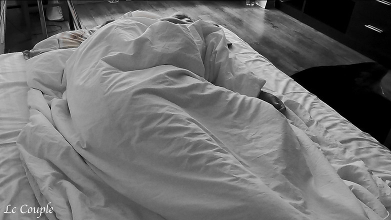 LC couple: Scopata e ditalino al mattino presto
