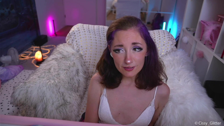 Cissy Glitter: La studentessa monella prende un grosso cazzo nel culo