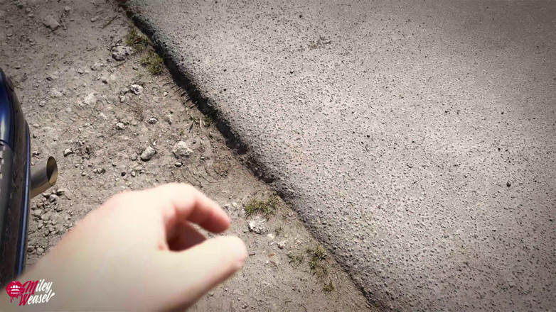 Miley Weasel: Uległy niewolnik z zawiązanymi oczami nago podczas jazdy autostradą