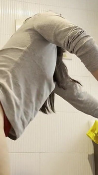 Saya suka menghidu seluar dalam ibu tiri saya semasa dia di rumah
