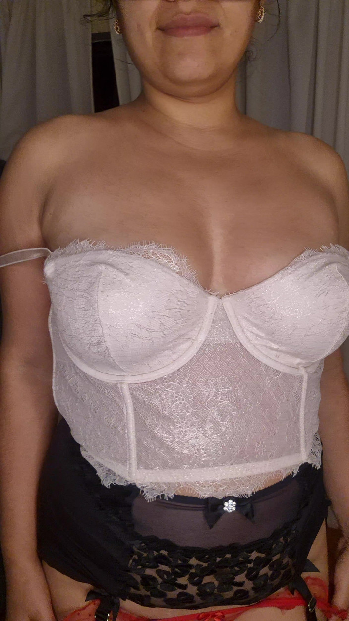 RealAmateuur: Masturbuji pro šéfa mého manžela (využila jsem dovolené, byla jsem sama)