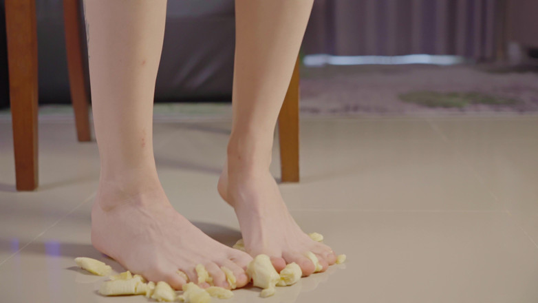 Karneli Bandi: Schiacciamento di frutta a piedi nudi e leccate di piedi