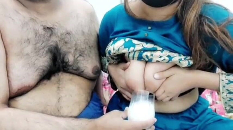 Akashamunir: Pakistaanse Vrouw Met Grote Borsten Melkt Voor Haar Cuckold-echtgenoot Anale...