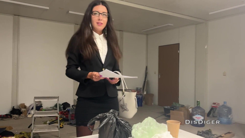 Dis Diger: 안경을 쓰고 직장에서 상사의 마누라를 따먹어