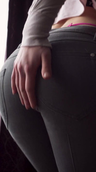 Une PAWG en jean moulant taquine la queue de baleine en string rose