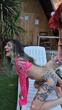 Trio lésbico com fisting no acampamento naturista