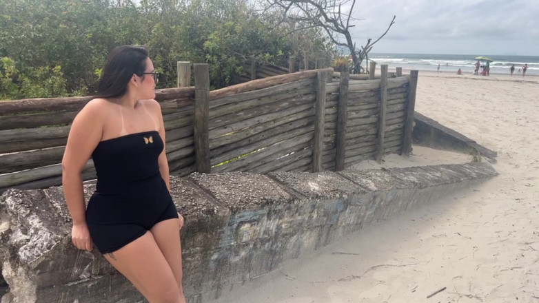 Lidi Ferrari: ビーチでTバックビキニで大きなお尻を見せて