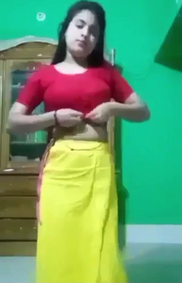 DeshiHubBuzz: desi larki saari badalti hai aur stan dikhaati hai