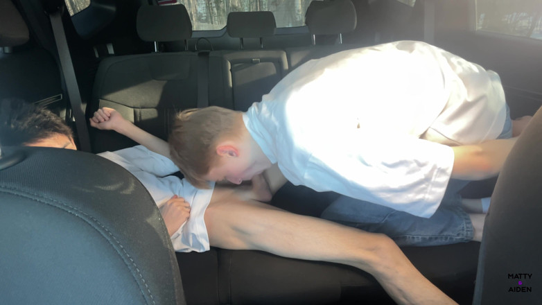 Matty And Aiden: Twinks Matty en Aiden hebben plezier achter in een auto