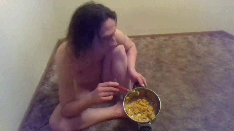 LilTaste: Mehr nackte Kausige Pasta essen; solo necken und wieder rülpsen