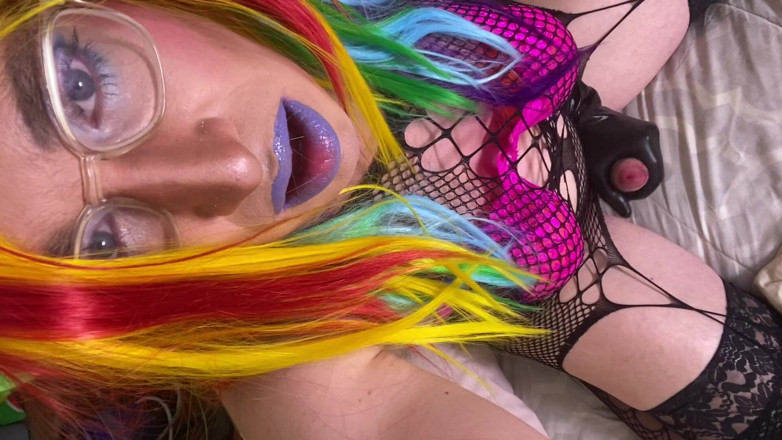 Natasha Sparklez: Rainbow Sissy Natasha Menelan Air Mani