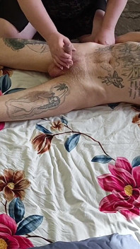 Suegra hace un masaje corporal y me masturba la polla antes de correrse