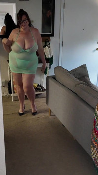 Curvilínea Tetona Grandota MILF En Pasarela Y Se Desnuda