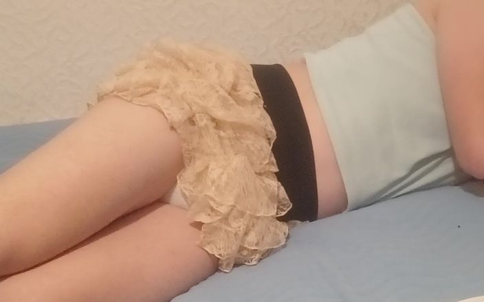 Sissy Holly: Sissy Holly zvlhčuje postel přes její pullup, ale má několik...