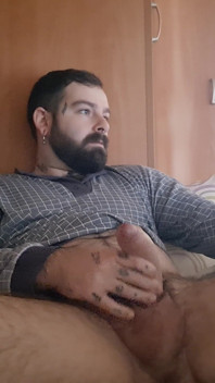 L’ours se masturbe dans son lit avec son corps poilu