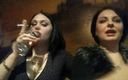 Goddess Misha Goldy: Prata och röka vattenpipa och cigaretter i klubben