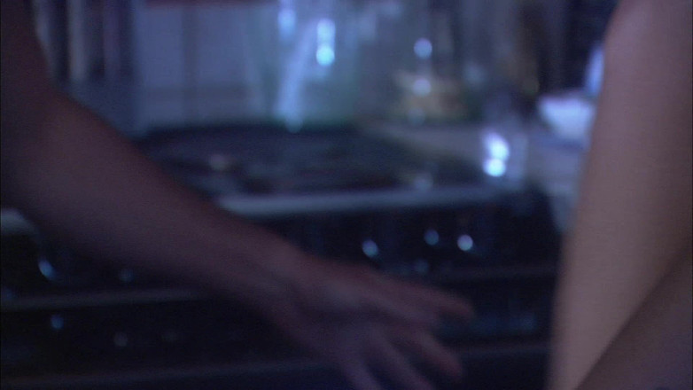 Tight little babes: Deslumbrante loira Michelle Fox é fodida na cozinha