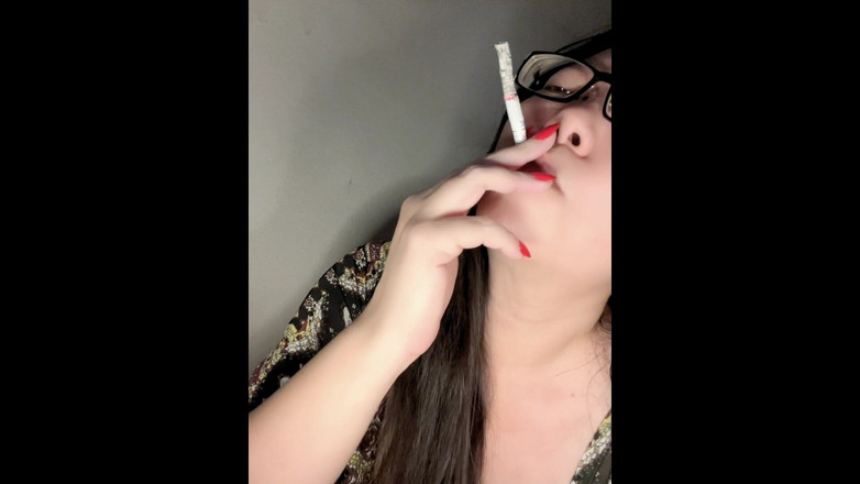 Smoking Asian: Gerçek sigara içen Asyalı orta yaşlı seksi kadın kırmızı tırnaklar...
