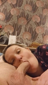 Genç sevgilisinin fotoğraflarını selfie'de emiyor ve bulaştırıyor