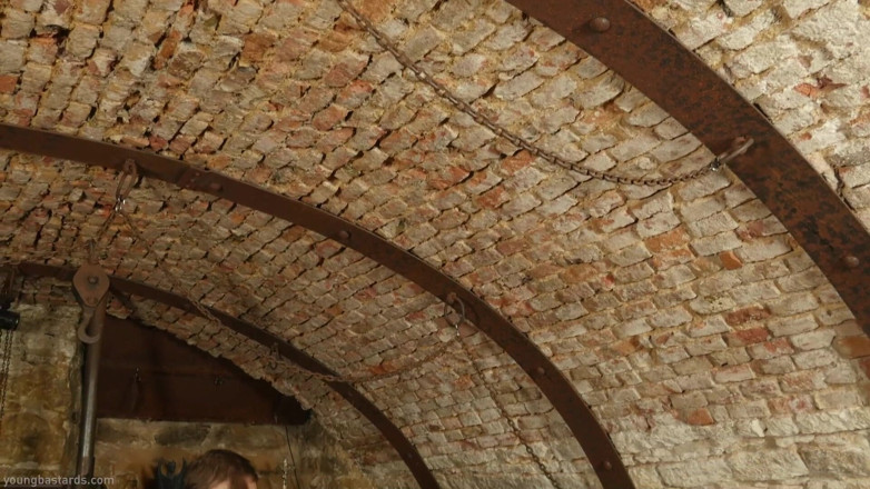 Kinky Twink: Dungeon slaaf hunkert naar sperma