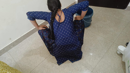 YOURAMRITA04: Mladá indická desi vesnická nevlastní sestra se snažila tvrdě kouřit...