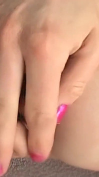 Ashley Blue gebruikt een gouden voorbinddildo en een paar speelgoed om Heather Gables te laten klaarkomen