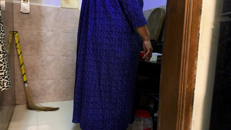 Aria Mia: 부엌에서 밀프 핫한 아줌마, 자지 따먹을 때 발정났어, 그녀의 거대한 젖탱이와 큰 엉덩이를 보고 핸잡을 시작해