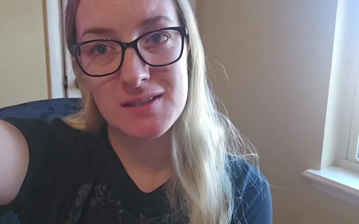 Mama_Foxx94: İtaatkar tutkular: sarışın orta yaşlı seksi kadının baştan çıkarma fantezisi