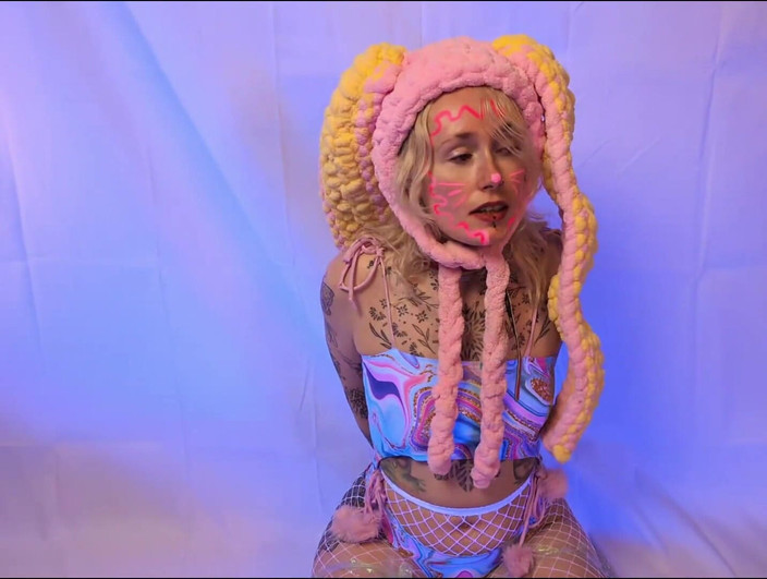 Goddess Transcendence: 장난감을 가지고 노는 부활절 토끼를 포착하고 알을 낳습니다.