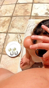Ingoiando un sacco di pipì giallo da 4 occhiali pieni! Sole e calore!