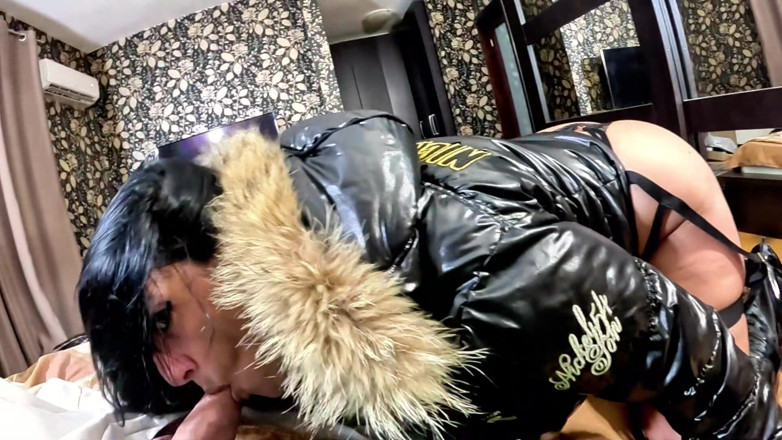 MilfyCalla: नई ग्लॉसी निकेलसन डाउनजैकेट में हावी milf(चोदने लायक मम्मी) रिवर्स काउगर्ल, डॉगी और दोहरा वीर्य