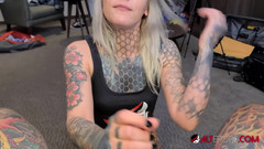 Alt Erotic: Nayomi Sharp saje ptáka a polyká nálož