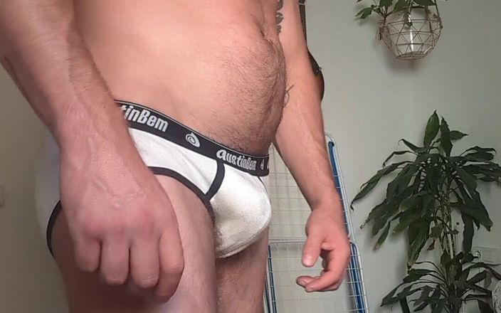 TheBeardedMaster: Un alpha fort exhibe son corps et devient excité