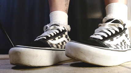 Abby Anna: Gadis kampus mengacak-acak kaus kaki fav pair vans sneakers