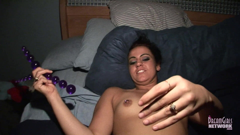 Dream Girls: Chica se masturba en ambos sentidos
