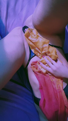 AnabEsteb: Anablove展示了她是如何狠狠地自慰的。单人女性手淫