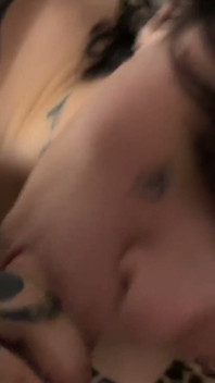 POV: Menina Emo cansada chupa e cavalga seu pau corretamente