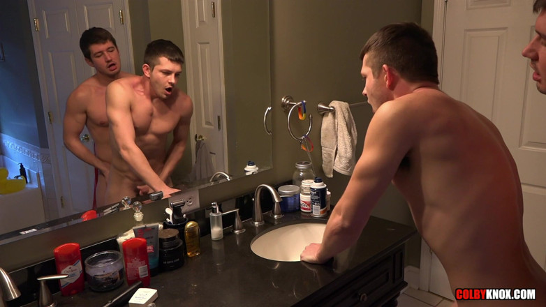 Colby Knox: Szybki numerek w łazience z Colby i Mickey Bareback