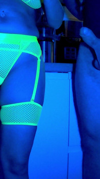 Esposa chupa 2 paus em luz neon. Ménage à trois. Cena completa. Ep 4641