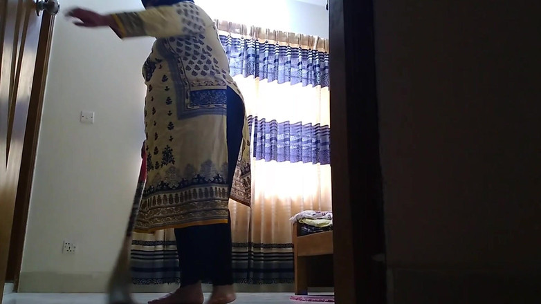 Aria Mia: Šéf kanceláře šuká arabskou muslimskou služku, když byla čistá kancelářská místnost!