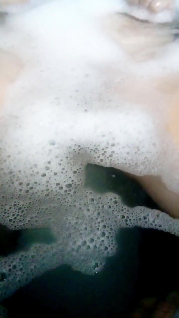 Maturecouplex: Istri dewasa lagi asik mandi, orgasme, fingering