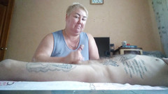 Zona901: Bacaklarıma masaj yapıyor ve yarağıma mastürbasyon yapıyor.