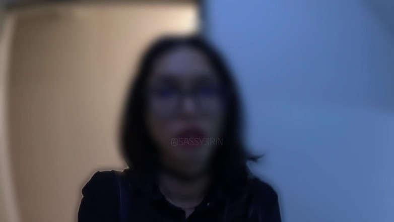 Sassy Jirin: Caged Asian Sissy Public Anal Play na schodach