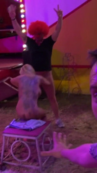 Tatuada garota é fodida por um palhaço