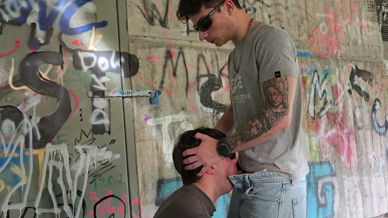 boyzxy212: Riskantní venkovní gay sex bez sedla téměř odhalený při šukání obličeje...