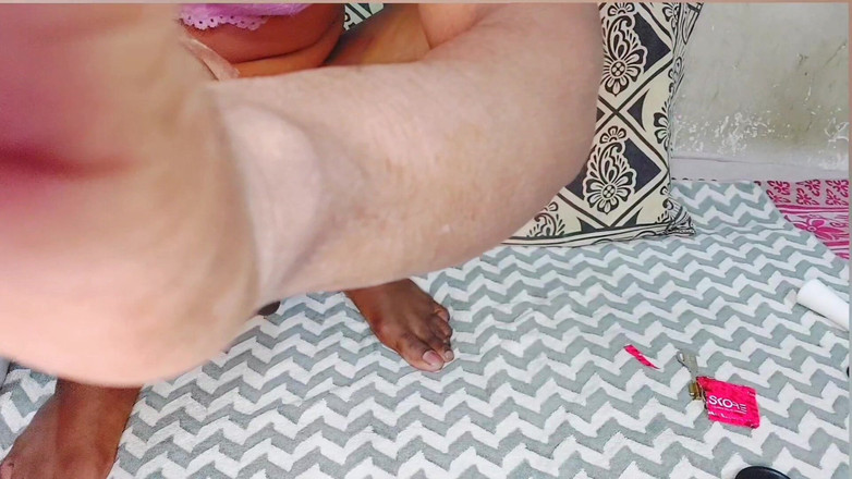 Sissy Slut Simran: Sexy fofa transsexual Sissy Simran tenta duro para se masturbar...