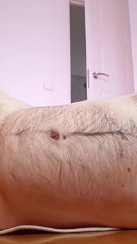 Hombre peludo se masturba y se corre