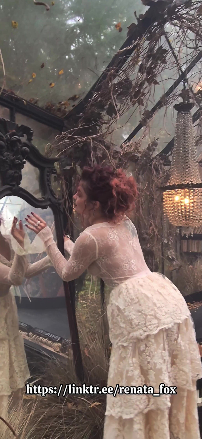 Renata Fox: Belle nymphe dans le jardin secret