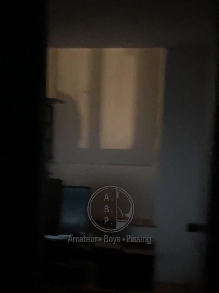 AmateurMates: Я зловила цього хлопця, який мочився перед моїм вікном, тому я підійшла, відкрила його і зняла його, коли він підняв свої шорти, приклеїв H