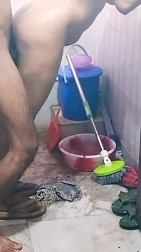처남이 화장실에 들어와 시누이를 떠나기 시작했을 때 시누이가 목욕을 하고 있었습니다.